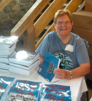 Kay Rogers signing books0001