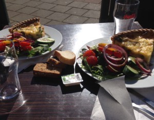 Igår fikade jag med Trude. Vi satt ute i solen i timmar. Paj med sallad.