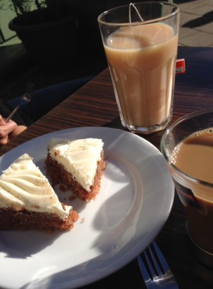 Och så delade vi på en morotskaka som är typ den enda fika Trude gillar, ha ha.
