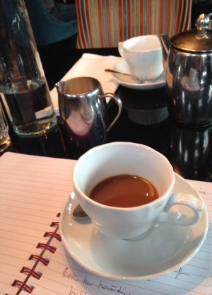 Kaffe och non-stop prat. Tror att det här kan bli hur bra som helst.