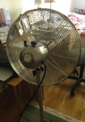 Fläkt till skrivhörnan. Sjukt skönt. Köpte den på Elgiganten. Snygg är den också (men den låter för jäkla högt)