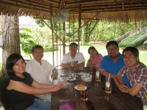 từ trái BS Minh Trang (đàn chị), thầy Ngọc, Danh, Chinh, Phi, Giang, Hương