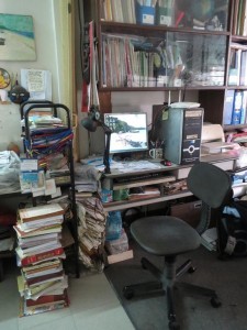 Bàn làm việc bề bộn của ông bác sĩ già...