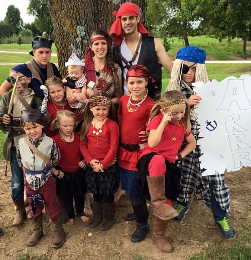 '19 Kids And Counting' Duggar Money Troubles: Family Dresses As 