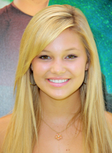 olivia-holt-long-chic-straight-blonde-hairstyle