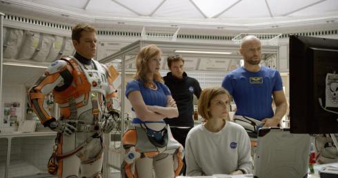 In fact, (spoilers) THERE ARE OTHER PEOPLE THAN MATT DAMON IN THIS MOVIE.