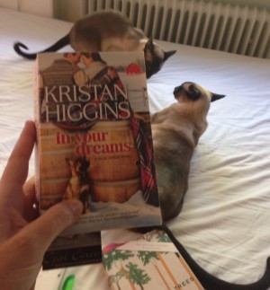 Läser fortfarande den här, har haft alldeles för lite tid. Ska läsa ut den i helgen. Den är MAGNIFIK underhållning. (katterna slåss som demoner i bakgrunden)