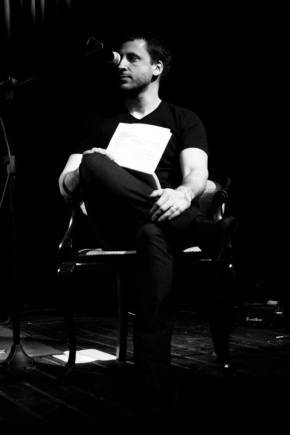 Matías Bragnolo leyendo en El conejo blanco