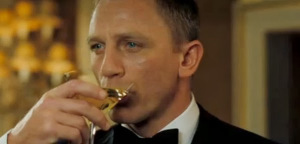 Casino-Royale-Daniel-Craig-drinking-martini