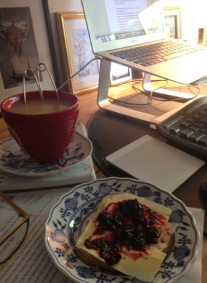 Syltmacke-frukost (här med mitt tjeckiska porslin) vid datorn.