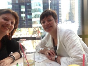 Dianne Moggys från Harlequin och jag dricker bubbel på Marriott Marquis