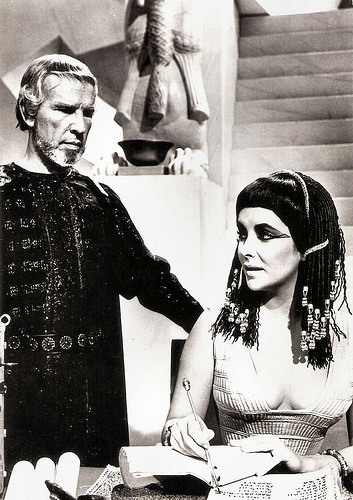 Elizabeth Taylor and Hume Cronyn in Cleopatra (1963)