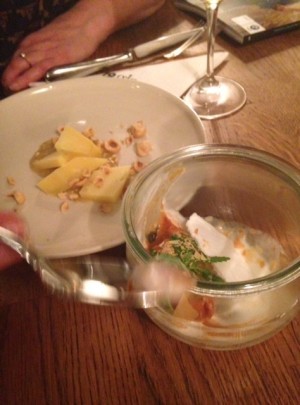 Ost med nötter och nåt äpple, dessert med nypon och torkad (!) yoghurt. Jamennihör, det är världsklass.