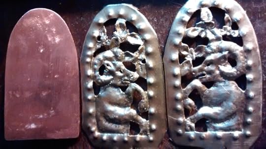 Tongue brooch pair