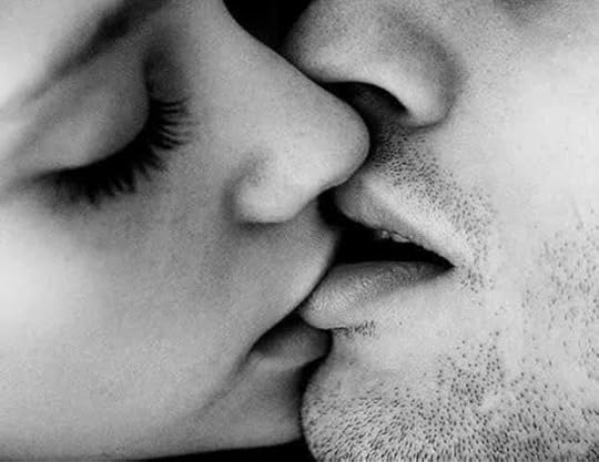  photo Couple-Kissing_zpswnw3flj2.jpeg