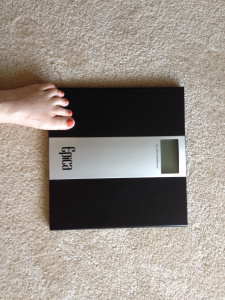 scale.toes.photo