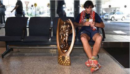 Casual champion Johnathan Thurston returning home with the League Trophy. Photograph by Brendan Esposito, sourced from The Herald.