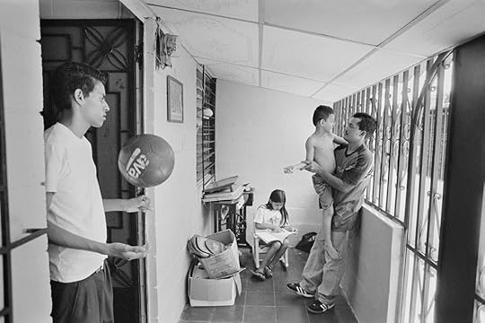 Manuel Orellana con tres de sus hijos en su casa de Apopa (El Salvador) en 2006. Fotografía de Gervasio Sánchez