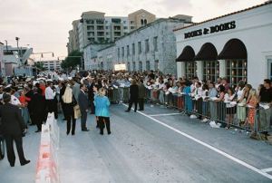 A crowd waited in a line eight blocks long to meet President Clinton at Books & Books in 2004. (Susie Horgan)