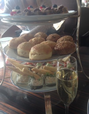 Afternoon tea stod på schemat. Vi har planerat detta i EVIGHETER.