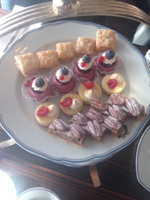 Detta är det översta fatet - det med desserter - MUMS!