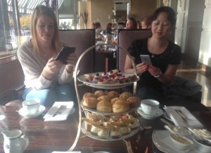 Att fika med fellow-bloggare.