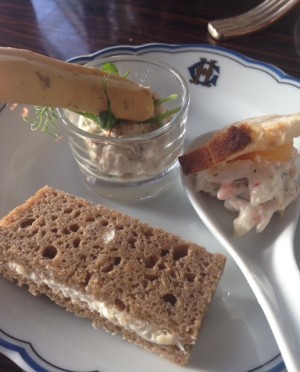 En med ostfyllning, ett glas med svampröra och en sked med skagenröra och rom. Himmelskt.