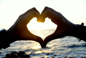 4205-heart-with-hands-couple