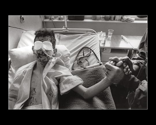 Adis Smajic el día después de su accidente en el hospital de Sarajevo. Fotografía de Gervasio Sánchez