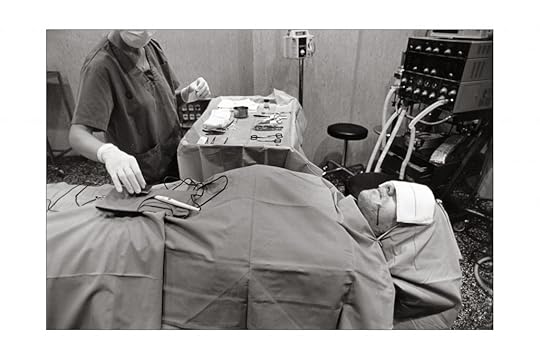 Adis en una de las operaciones en la clínica Quirón de Barcelona en 2004. Fotografía de Gervasio Sánchez