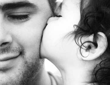 photo little-girl-kissing-daddy_zpswnjhy3eu.jpg