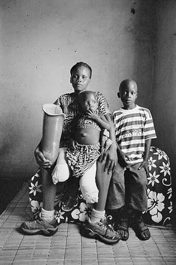 Sofía con sus hijos Leonaldo y Alia en marzo de 2007. Fotografía de Gervasio Sánchez