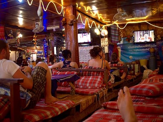 tv-bars-vang-vieng