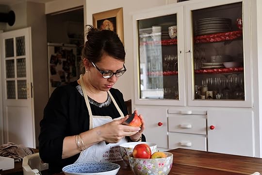 Die Herzdame schneidet Äpfel