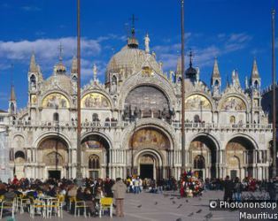 Italien, Venedig, Piazza san Marco, Markusplatz, Basilica di San Marco, Touristen, Straßencafe Europa, Venetien, Lagunenstadt, Stadt, Markusdom, Markuskirche, Kirche, Kathedrale, Bauwerk, Baustil, Baukunst, Architektur, Fassadenmalerei, Kunst, Kultur, S