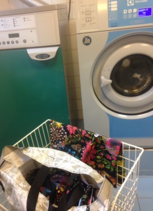 Först tvättade jag. (Jag köpte de svarta Nadja Wedin sängkläderna. Halva priset. SÅ snygga.)