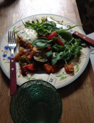 Sen åt jag lunch. Det sista av mina rostade grönsaker o rotsaker. Gott.