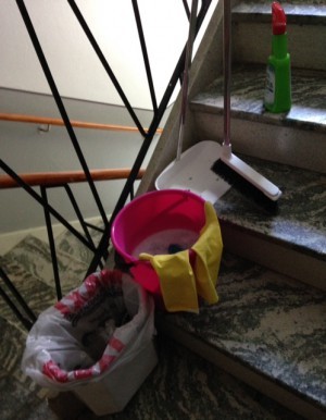 Sen - pust och suck och stön - skurade jag trappen i huset. Svetten RANN.