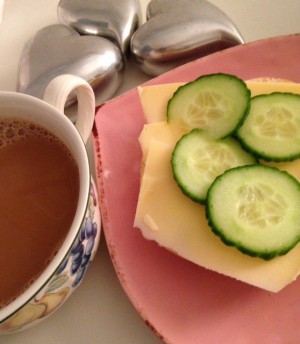Och SEN drack jag kaffe och åt ostsmörgås. Nu måste jag göra middag och sen ska jag borra. och SEN ska jag skriva lite. Alltså, de här dagarna rinner iväg. Imorgon har jag också en massa saker jag måste ta tag i. Bland annat rensa avloppet. Lyllos mig.