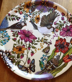 Bricka av Nadja Wedin. Rea på Hemtex. Jag har tittat på den i evigheter. Även sängkläderna var på rea. Ett av de vackraste mönster jag sett. 