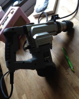 Mitt pågående projekt hemma är att hänga tavlor. Min ex-svåger sa att jag kunde få en av hans 