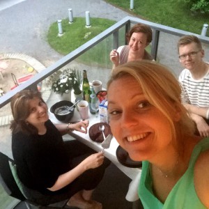 Jag tog med min jordgubbspaj och åkte hem till Carina.