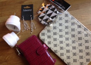 Shopping igår. Adapter, bling och rea-grejer från Accent. 