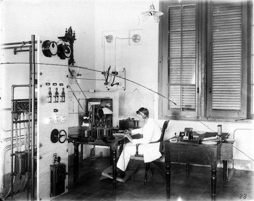 COLLECTIE_TROPENMUSEUM_Telegrafist_die_telegrammen_ontvangt_op_Sabang_TMnr_10022280.jpg