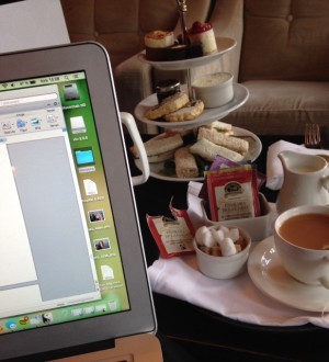 Min dator och jag och ett styck Afternoon tea. Sorgligt nog orkade inte ens jag allting. 