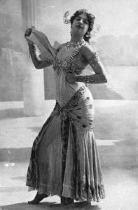 1906: The infamous Dutch spy Mata Hari, real name Margarete Geertruida Zelle (1876 - 1917) who was born in Leeuwarden and became a dancer in France is performing the Dance of the Seven Veils. (Photo by Walery/Hulton Archive/Getty Images)