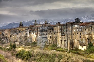 Sant'Agata de 'Goti is Italian town of 11,473 inhabitants situated in Campania in the province of Benevento. Caudina located in the Valley, at the foot of Mount Taburno, and the border with the province of Caserta.The historic citadel stands on a outcrop of tufa between Martorano and Riello, Isclero two tributaries of the river, forming a spectacular crossing of the deepest gorges in geology was the epicenter of a violent earthquake, the entire city is spread on the slopes of Mount Maineto (556 m), over the stream Martorano. The plant is at the center circle and measuring 1 km in length, diameter directed from south to north. Extends around the entire municipality, hilly