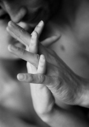  photo lovers-hold-hands_zpszvfkpy7f.jpg