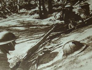 American_troops_climbing_a_hill_during_World_War_I