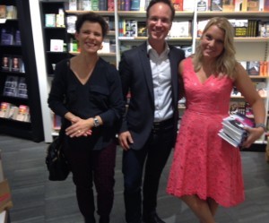 Fina Carina Bergfeldt har släppt sin andra deckare och det firades på Akademibokhandeln vid Hötorget. Här med folk från Bookmark förlag.